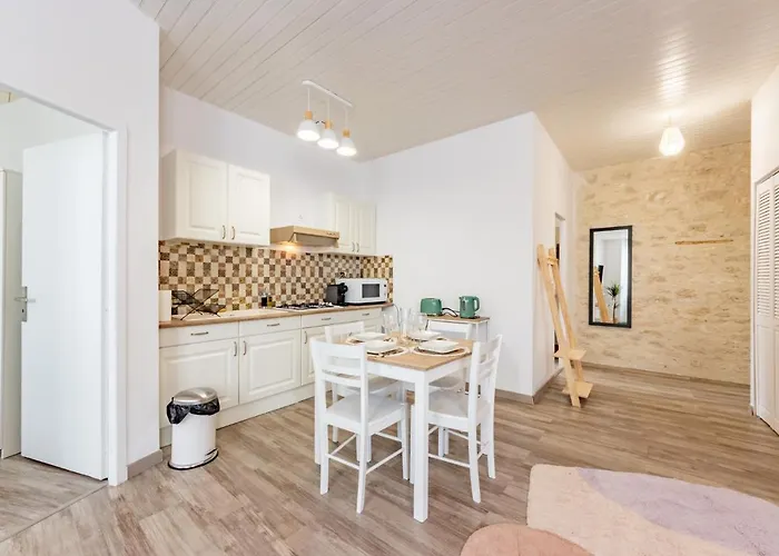 Quercy Blanc Coeur De Village Parking Facile Apartament